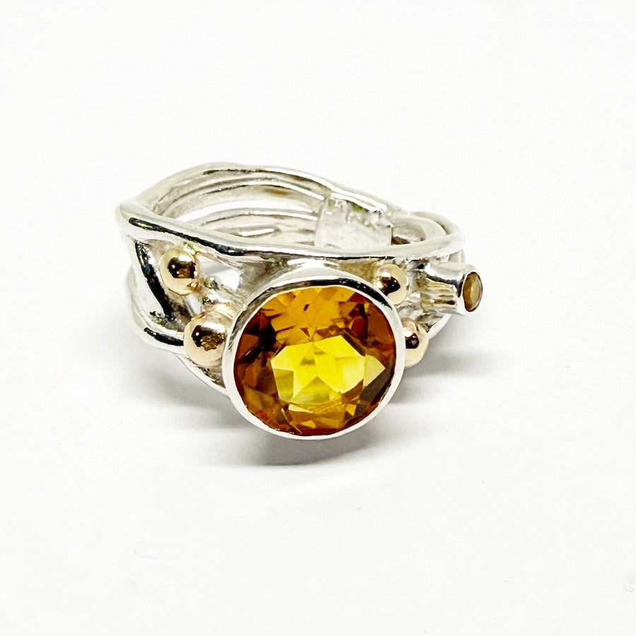Ring of sterling silver with large and small citrines and 9ct gold